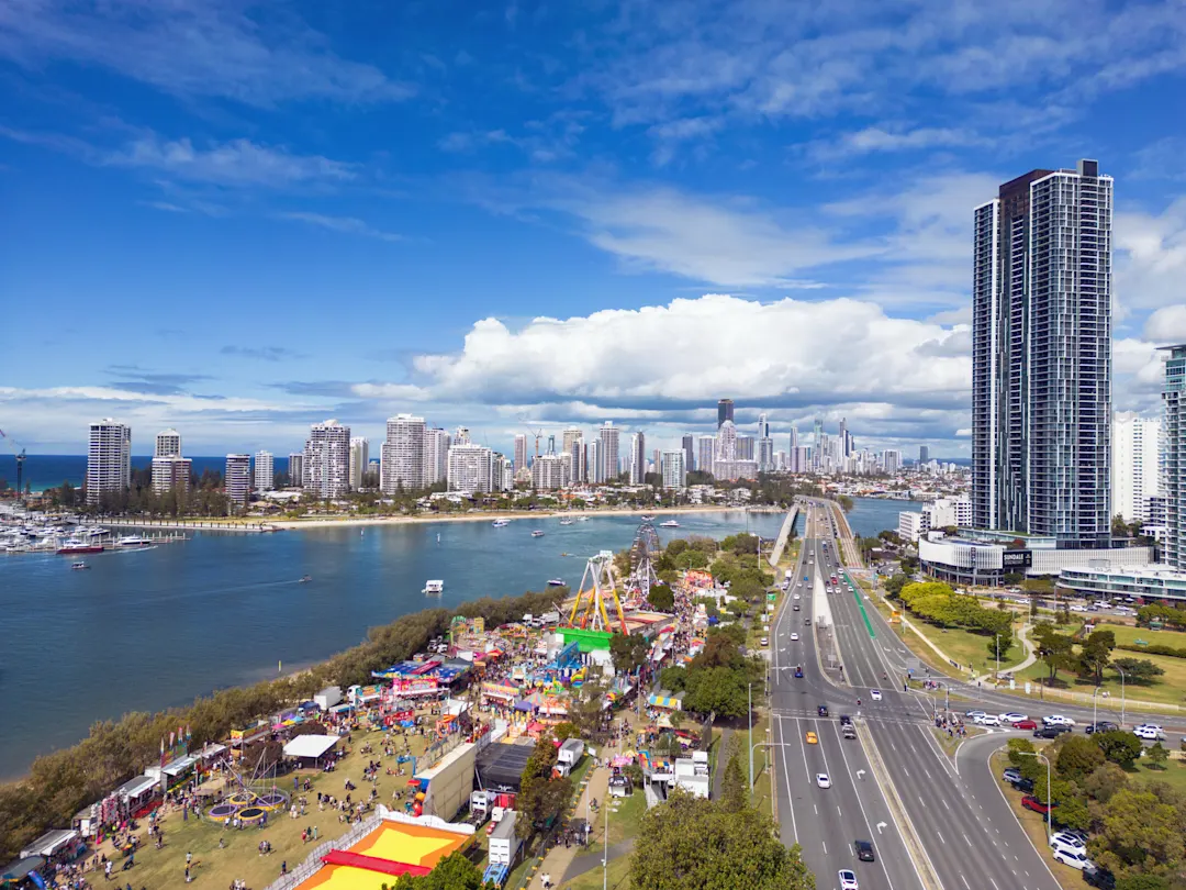 Australien, Queensland, Southport Southport, Queensland mit Blick auf das Surfers Paradise über den Broadwater
