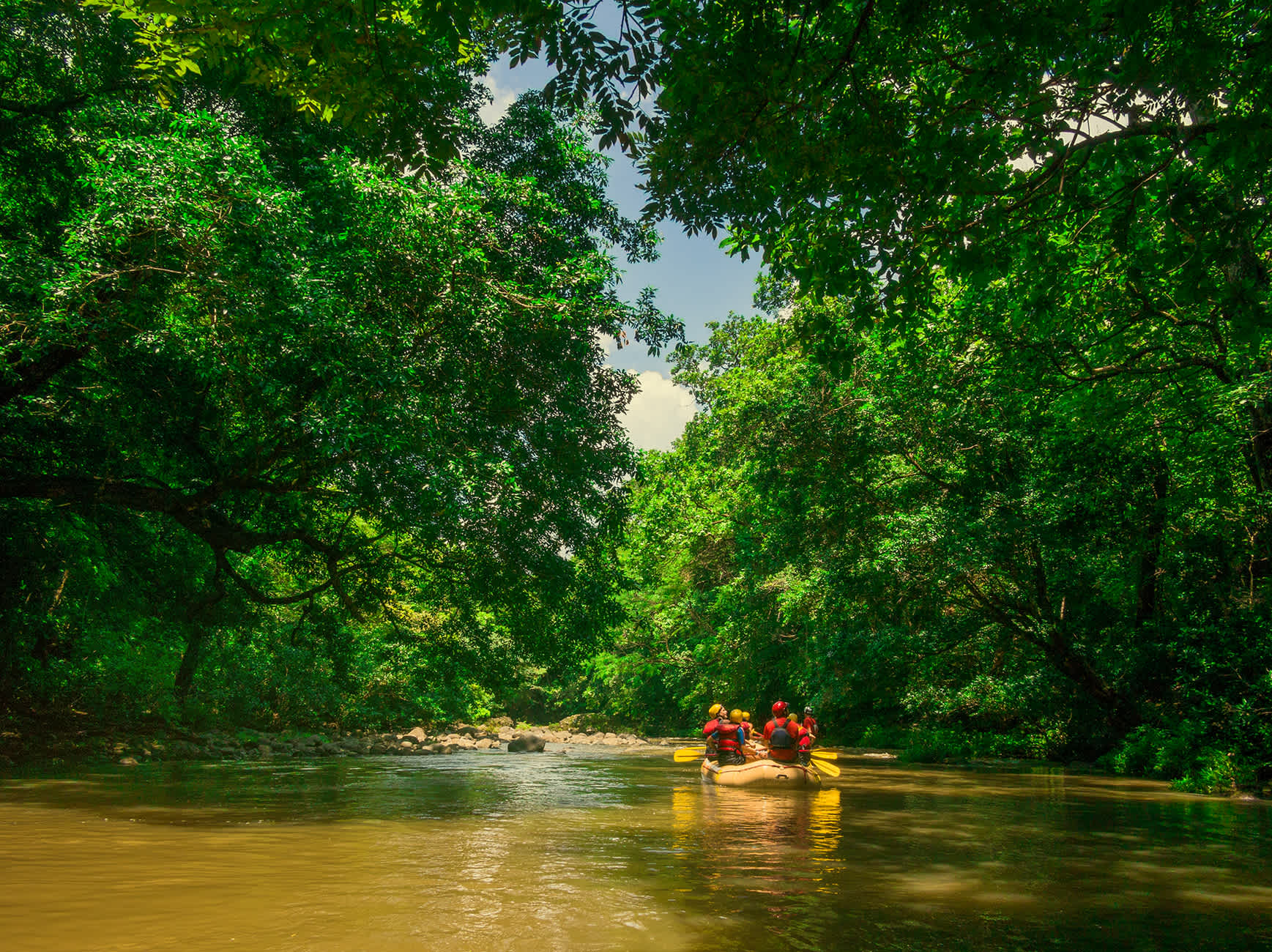 Un moment de tranquillité au fil de l'eau lors d'une excursion en rafting au Costa Rica.