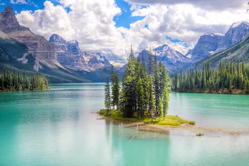 Spirit Island im Maligne Lake, in der Nähe von Jasper, AB, Kanada (Jasper National Park). HDR-Aufnahme. Aquarell ist darauf zurückzuführen, dass das meiste davon vom Gletscher stammt.


