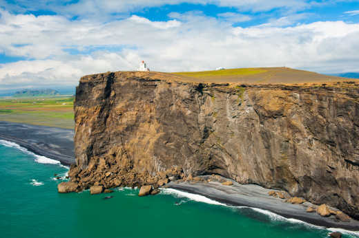 Vue sur le phare du cap Dyrhólaey, Vik i Myrdal, Islande.  