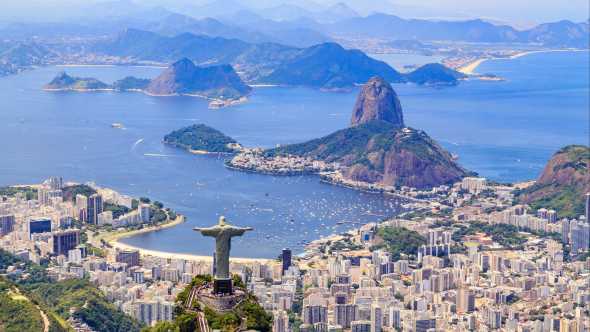 Blick über die Statue Christus der Erlöser aus Rio de Janeiro in Brasilien