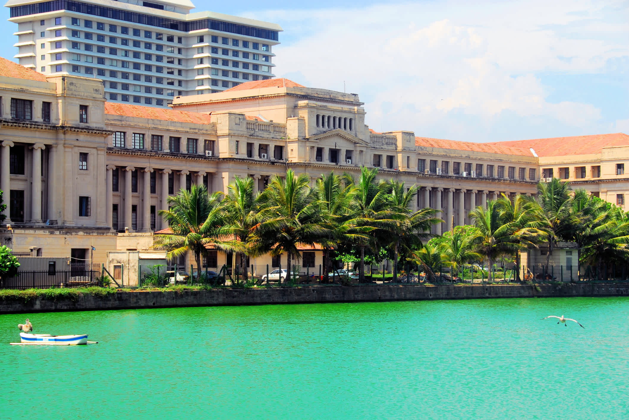 Colombo, Sri Lanka: Hilton Hotel und das koloniale Sekretariatsgebäude, jetzt das Ministerium für Finanzen / Finanzen, mit Blick auf den Beira-See - Fort - Foto von M.Torres