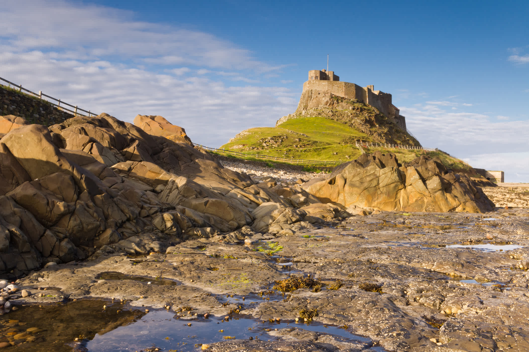 Blick auf den Schloß Lindisfarne, Northumberland, England. 

