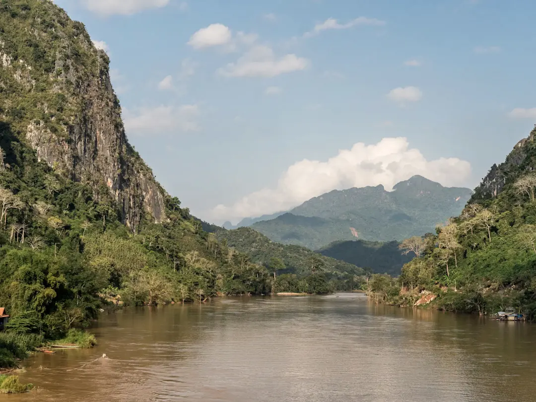 Laos, Mekong, Nong Khiaw Flusslandschaft mit bewaldeten Bergen und ruhigem Wasser. Nong Khiaw, Mekong, Laos.