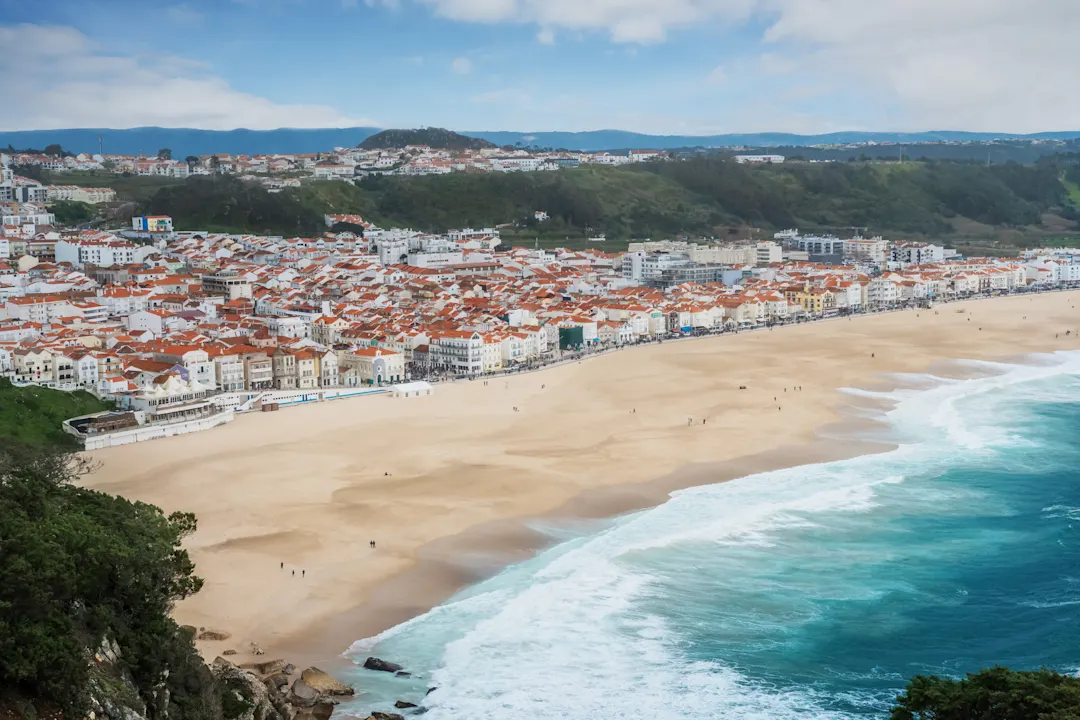 Portugal, Nazare Luftaufnahme von Praia da Nazare Strand und die Stadt Nazare, Portugal