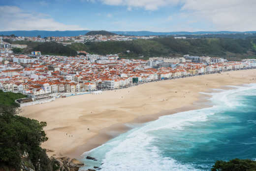 Luftaufnahme von Praia da Nazare Strand und die Stadt Nazare, Portugal