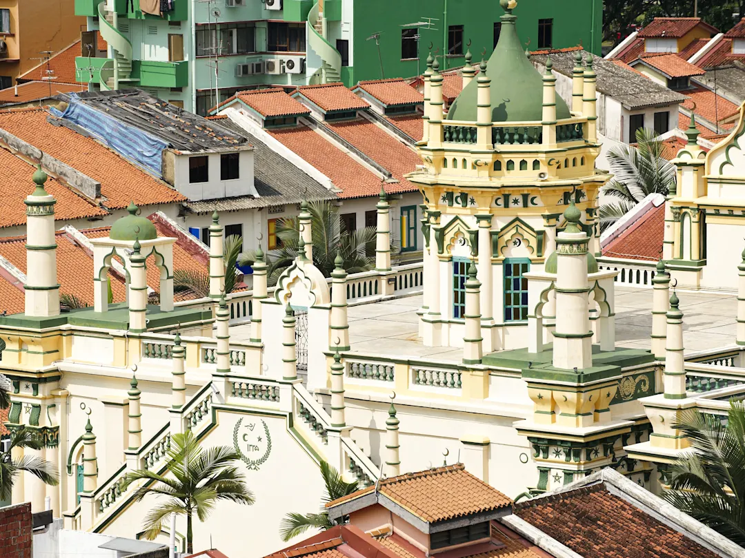 Die historische Masjid Abdul Gafoor mit grünen und gelben Akzenten. Jalan Besar,  Singapur.
