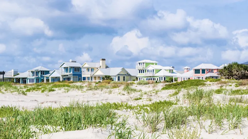 Jacksonville, Florida, USA Charmante bunte Häuser am Sandstrand, umgeben von Dünen und Vegetation. Jacksonville, Florida, USA.