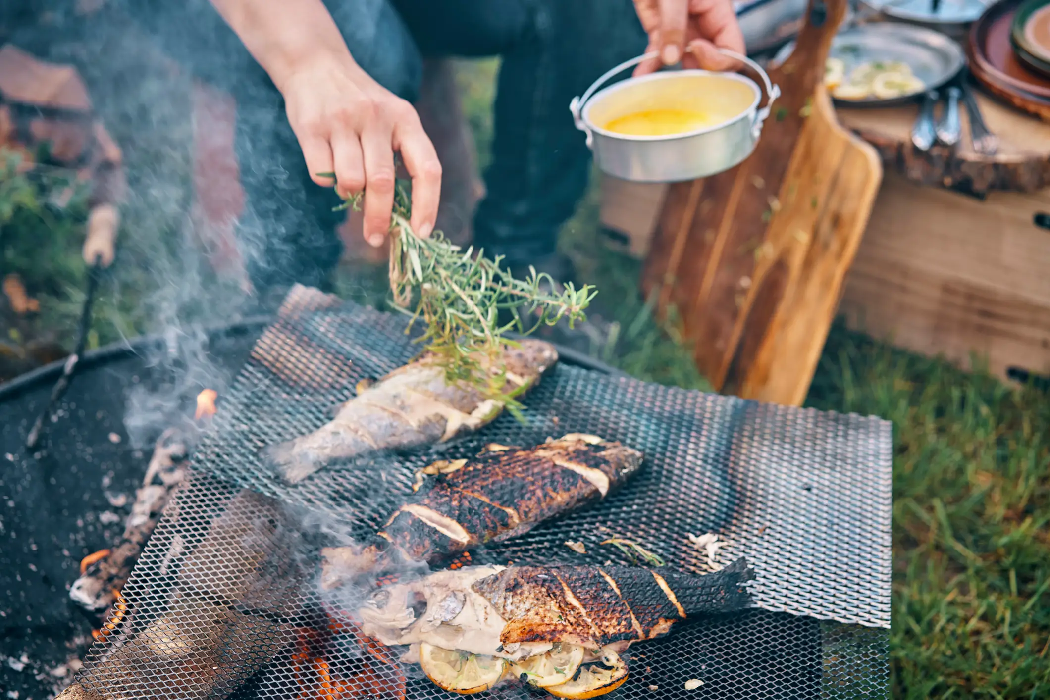 Zubereitung von Fisch zum Kochen über dem offenen Lagerfeuer