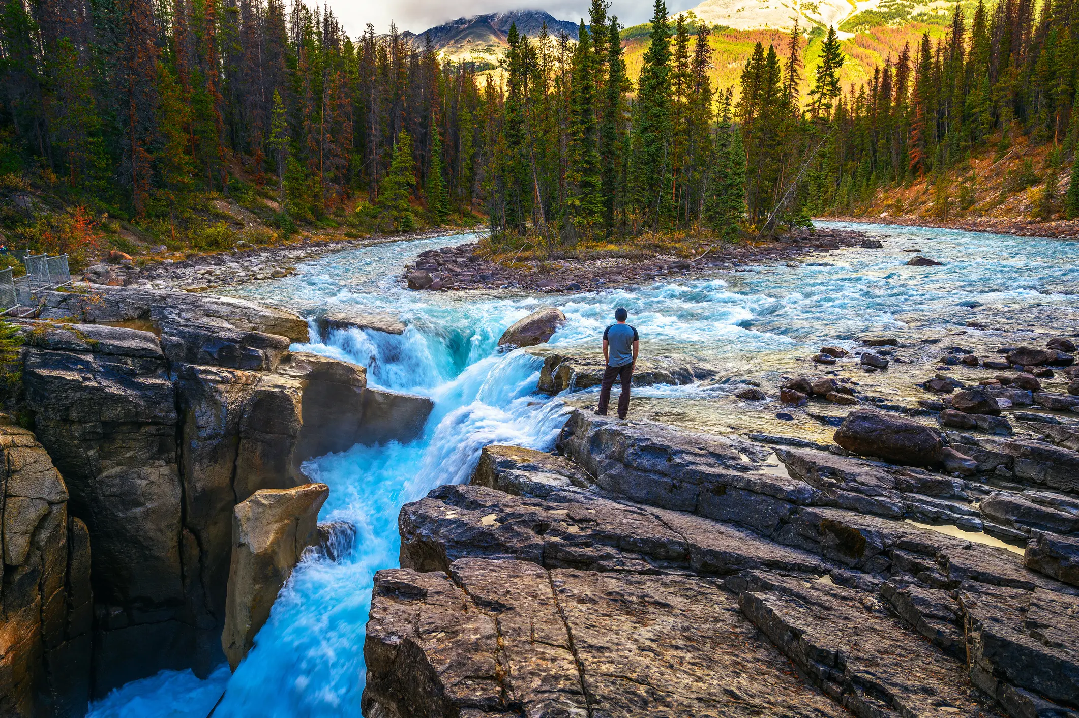 Wanderer an den oberen Sunwapta Falls im Jasper Nationalpark, Kanada.

