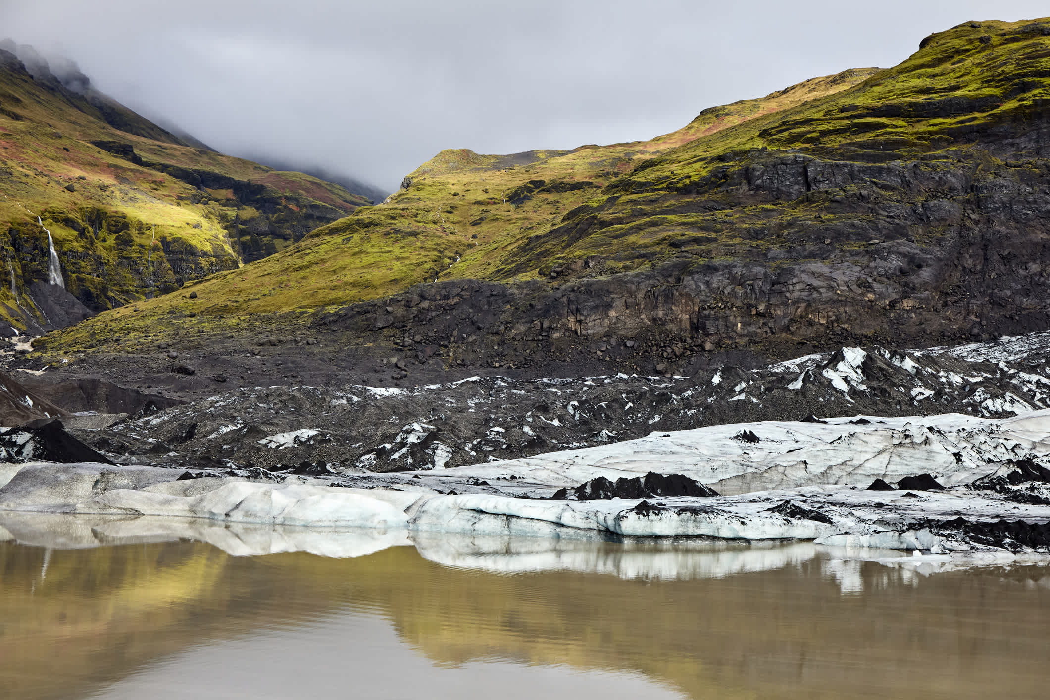 Blick auf die Sólheimajökull-Gletscherlagune in Südisland.