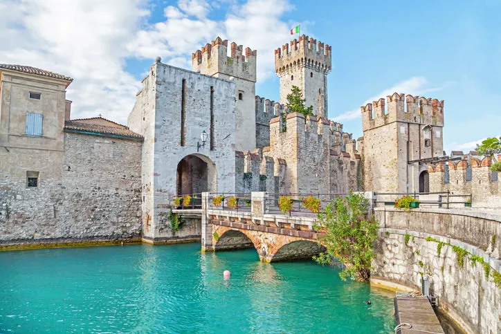 Europe Italie Verone Sirmione Chateau Scaligero Besuchen Sie die Scaligero-Burg der antiken ummauerten Stadt Sirmione während Ihrer Reise nach Verona