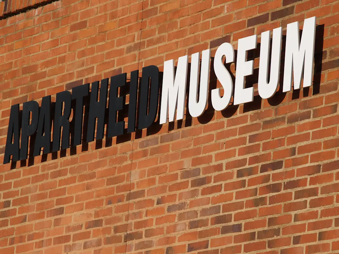 Südafrika, Johannesburg, Apartheid-Museum Wand des Apartheid-Museums in Johannesburg, Südafrika.