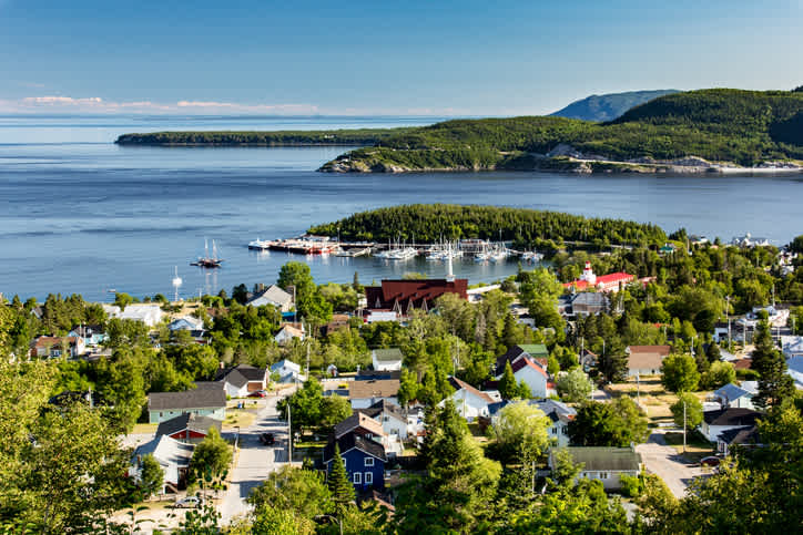 Découvrez les villes de Sacré-Coeur et Tadoussac pendant vos vacances, deux villes voisines sur la côte nord du Québec.