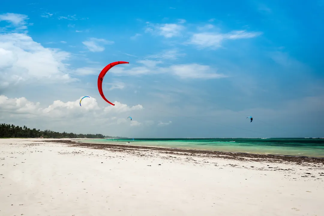 Kenya, Dani Beach, Windsurfing Kitesurfer am Diani Beach im Bezirk Kwale, Kenia.
