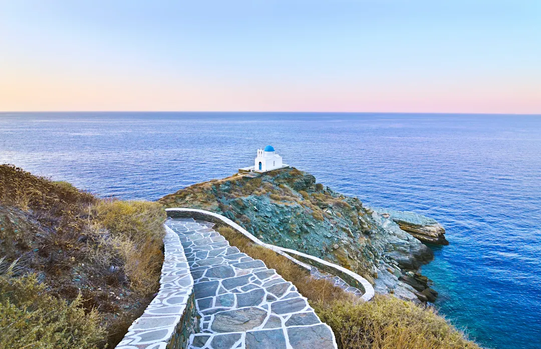 Sieben Märtyrer Kirche auf der Sifnos Insel, Griechenland.

