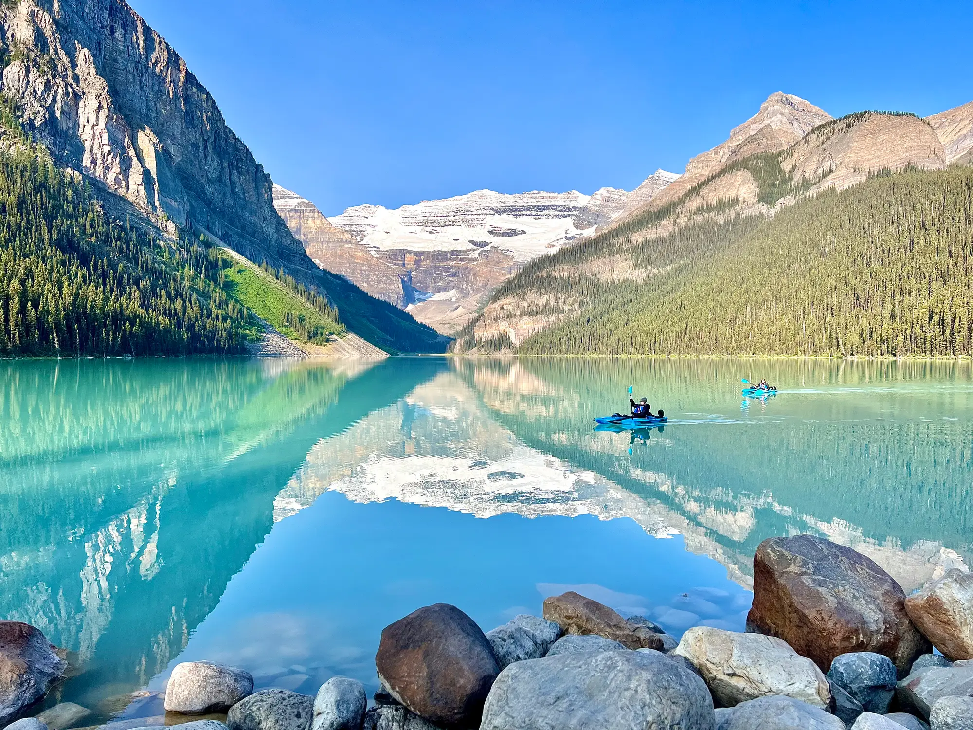 Kajakfahren an einem schönen Tag auf einem See im Banff Nationalpark.