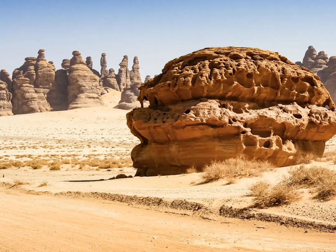 Felsformationen in der Wüste mit einzigartigen Formen. Al-‘Ula, Medina, Saudi-Arabien.
