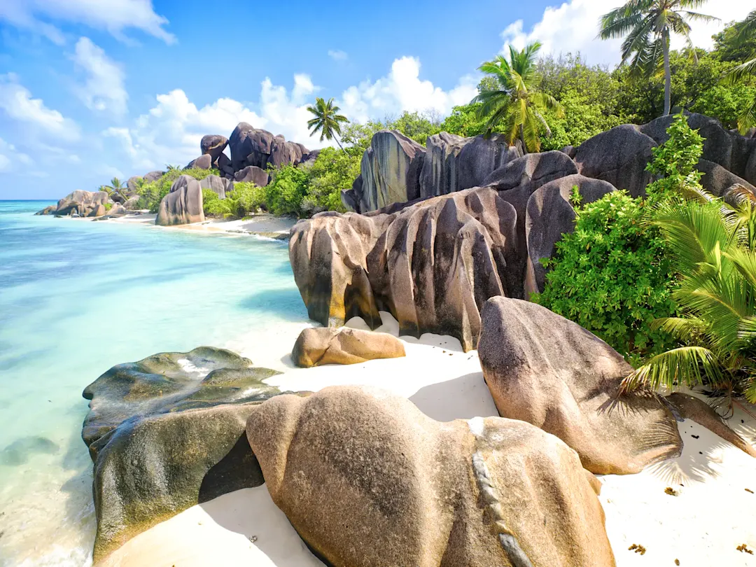 Einzigartige Granitfelsen an einem weißen Sandstrand mit türkisfarbenem Wasser. Seychellen.