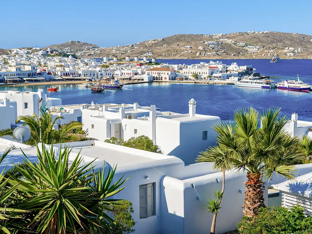 Küstenstadt mit weißen Gebäuden, blauen Akzenten und Hafen mit Booten. Mykonos, Griechenland.