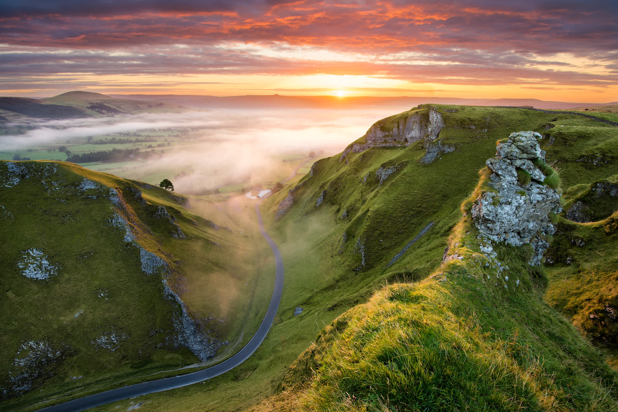 Découvrez la magnifique vallée verdoyante du Peak District lors de votre voyage en Angleterre.