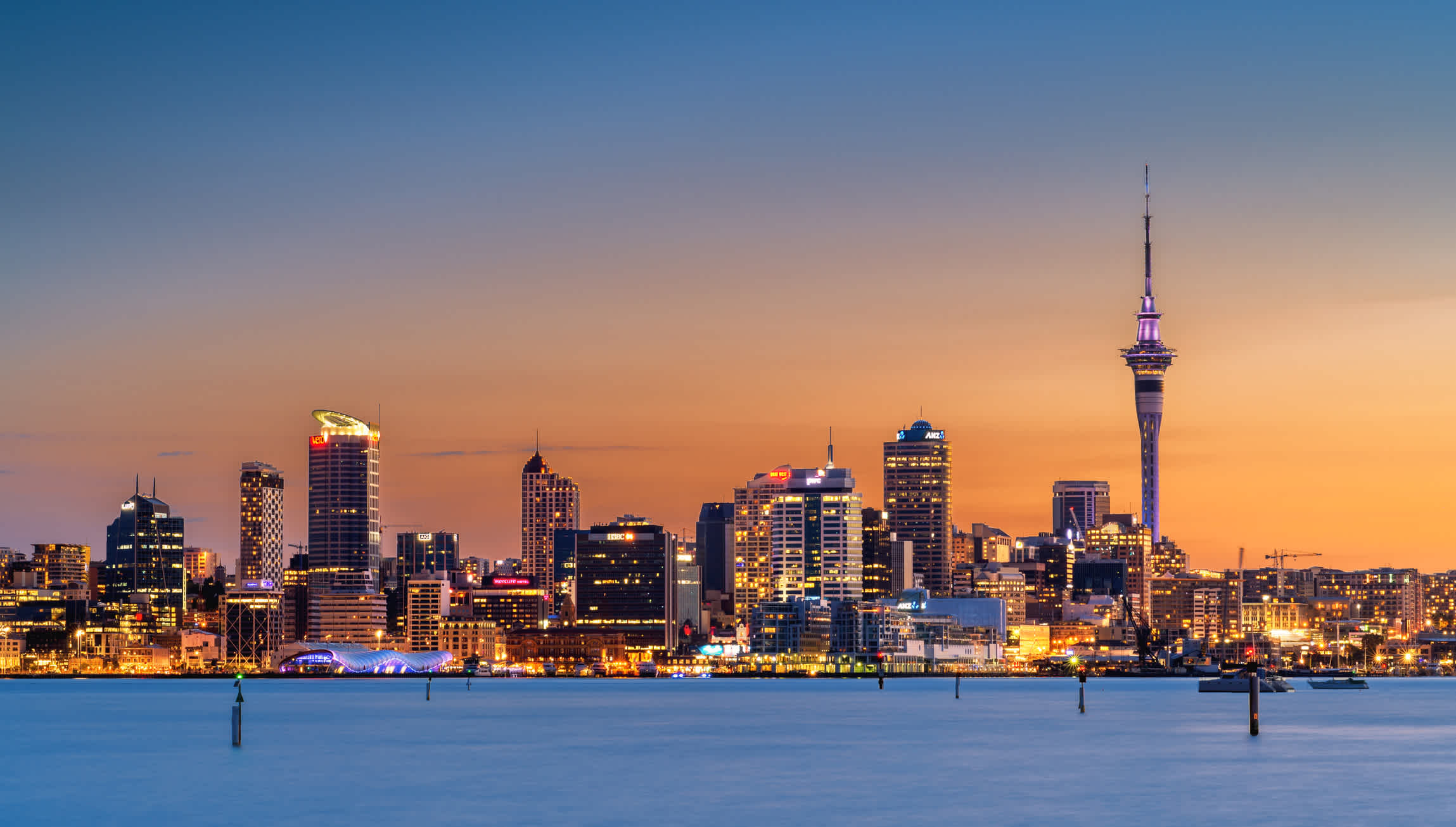 Skyline illuminée, au coucher du soleil, ville d'Auckland en Nouvelle-Zélande.