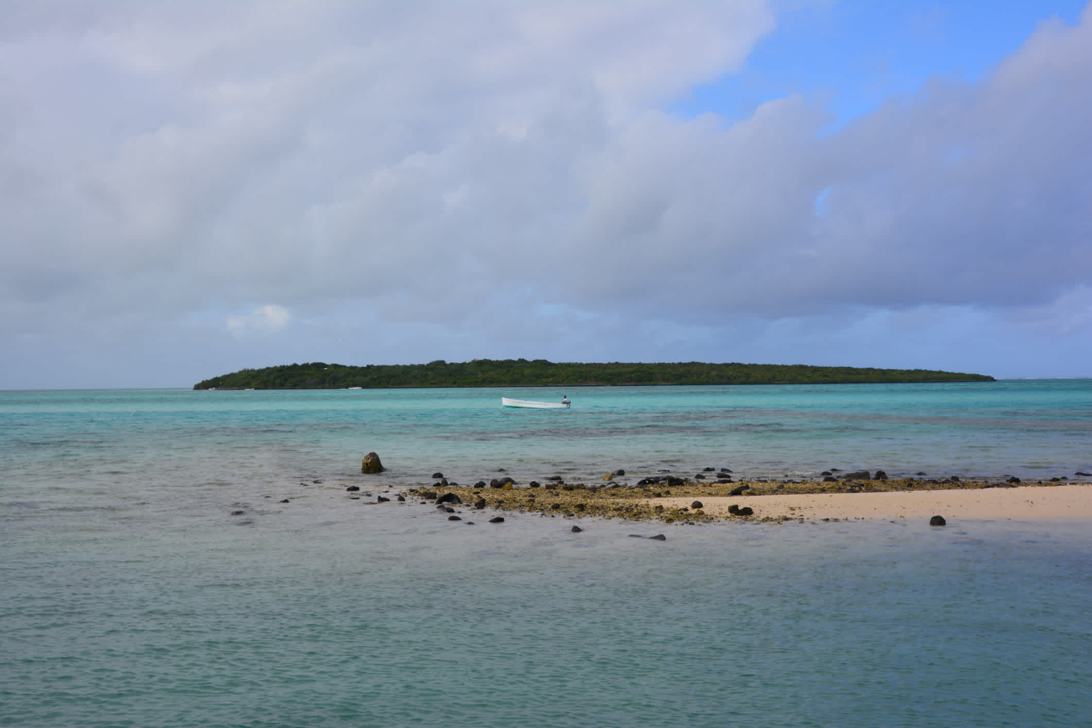 Vue de l'île Aux Aigrettes devant la Pointe D'Esny au sud de l'île Maurice.

