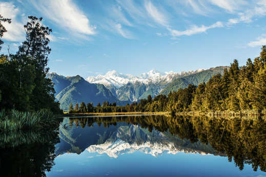 Découvrez les clairières, les montagnes et les lacs pendant vos vacances sur l'île du Sud de la Nouvelle-Zélande.