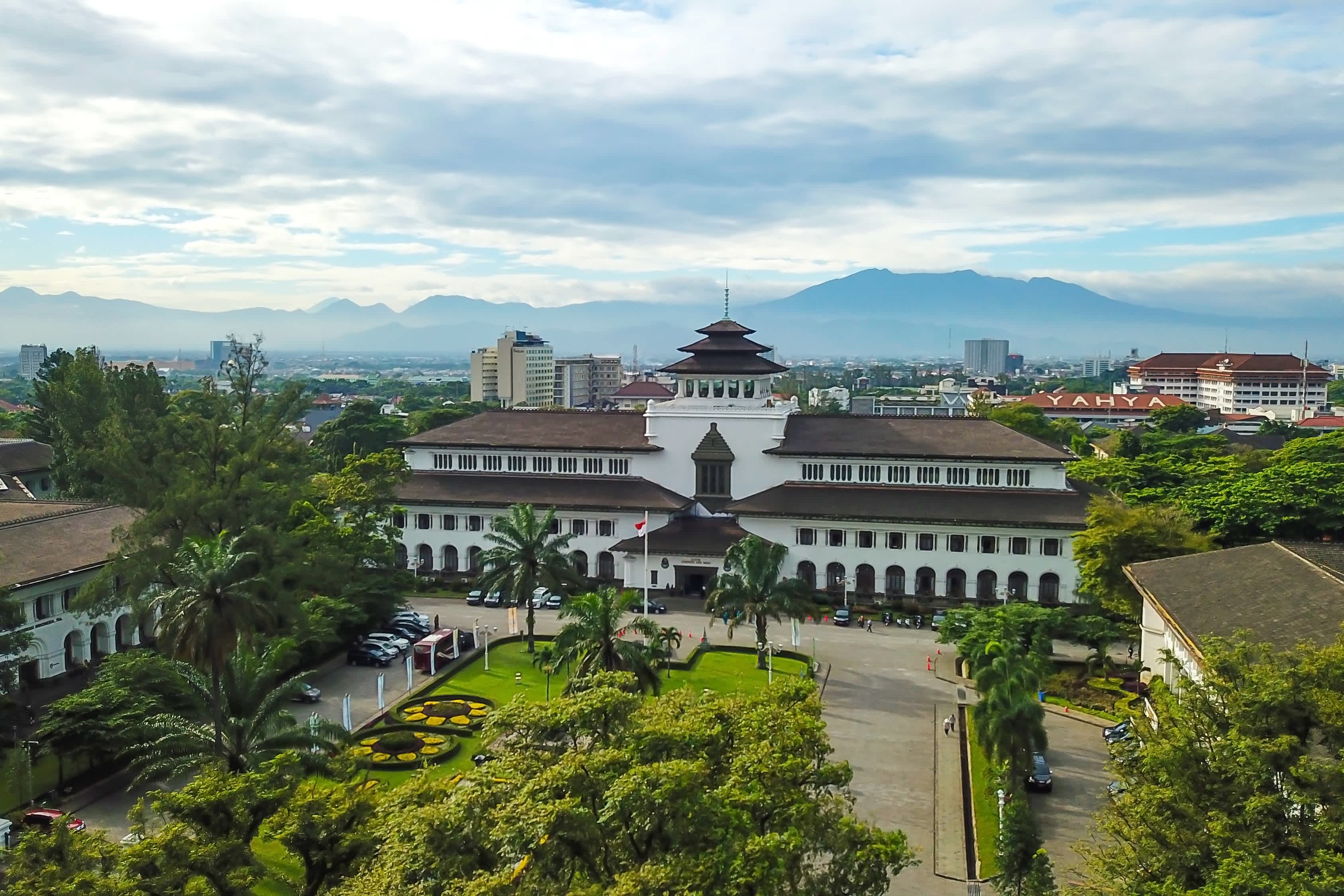 Blick auf die Dächer von Bandung mit historischem Gebäude im Art-Déco-Stil.