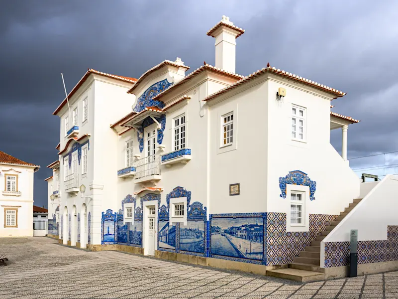 Aveiro, Portugal Weißes Gebäude mit blauen Azulejos und Treppe, Aveiro, Portugal.