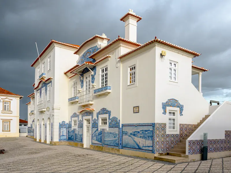 Aveiro, Portugal Weißes Gebäude mit blauen Azulejos und Treppe, Aveiro, Portugal.