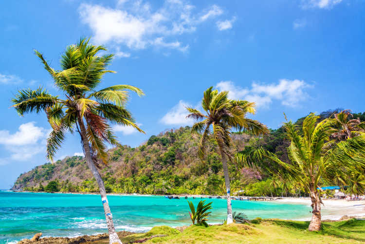 Panama mit Blick auf den Strand und die Küstenlandschaft mit Palmen