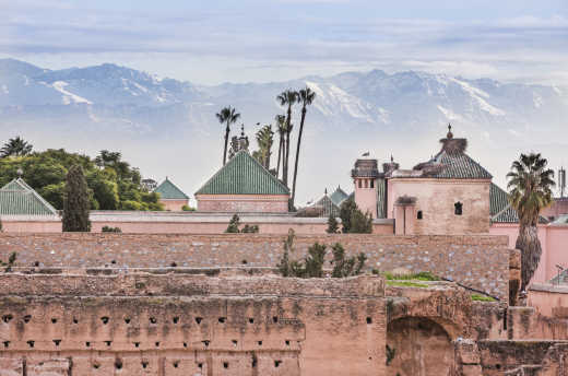 Vue sur la vieille ville de Marrakech avec les montagnes de l'Atlas en arrière-plan.