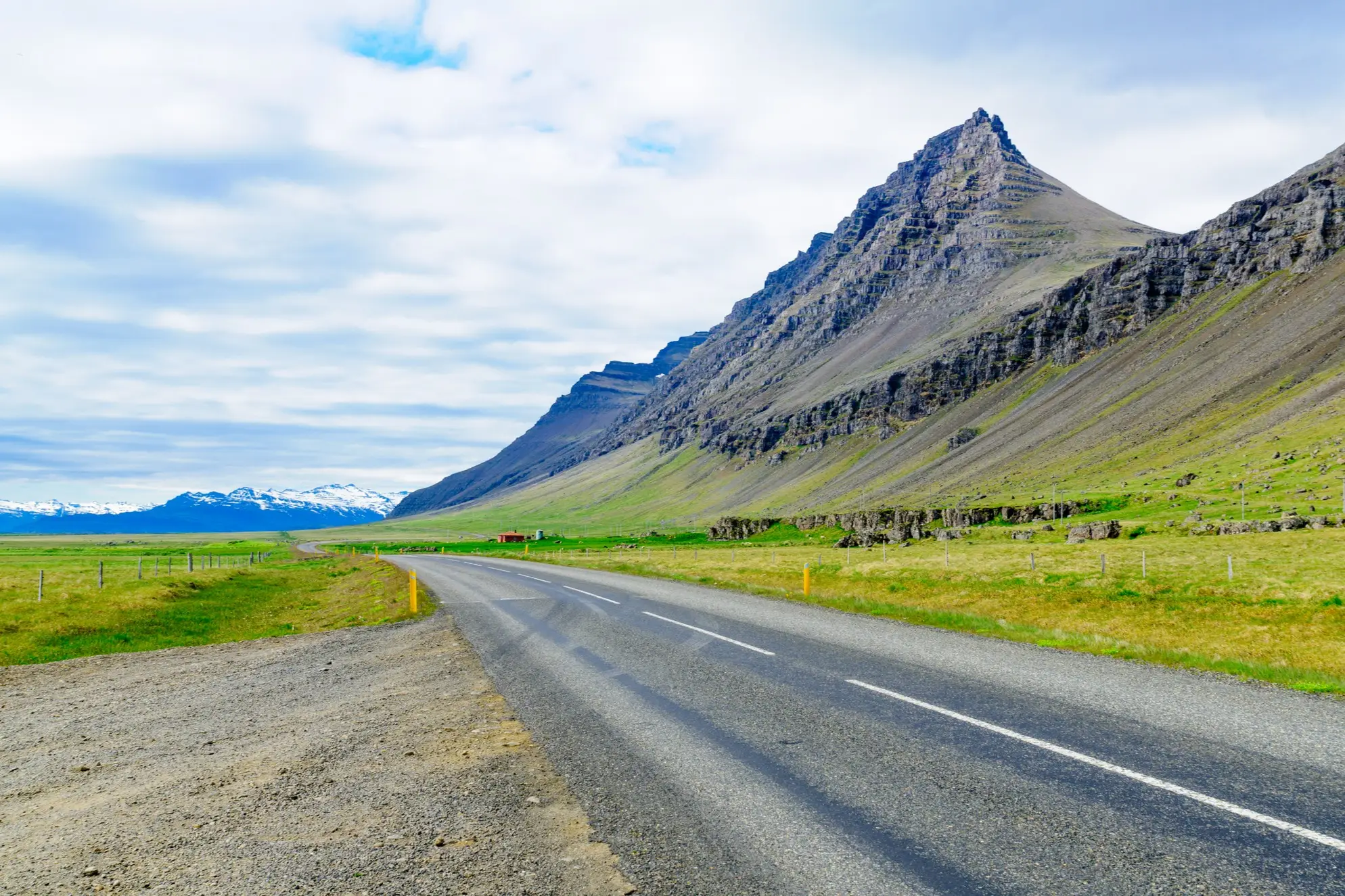 Island, Ringstraße Streckenabschnitt der Ringstraße mit bergiger Landschaft
