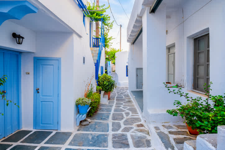 Slenter tijdens uw verblijf door de pittoreske straatjes van de Cycladische stadjes.