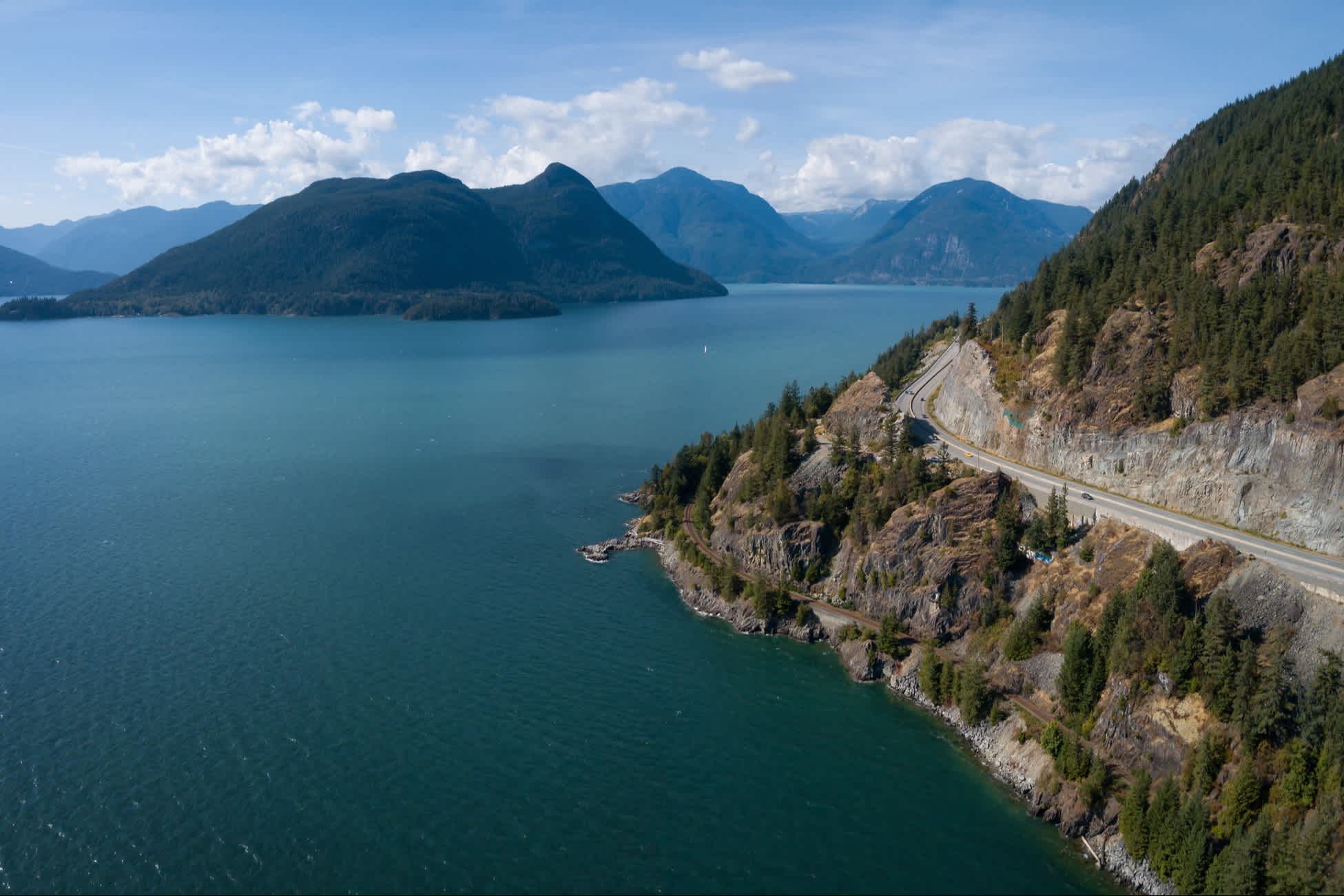 Vue aérienne de la Sea to Sky Highway dans le Howe Sound, au nord de Vancouver, Colombie-Britannique, Canada.

