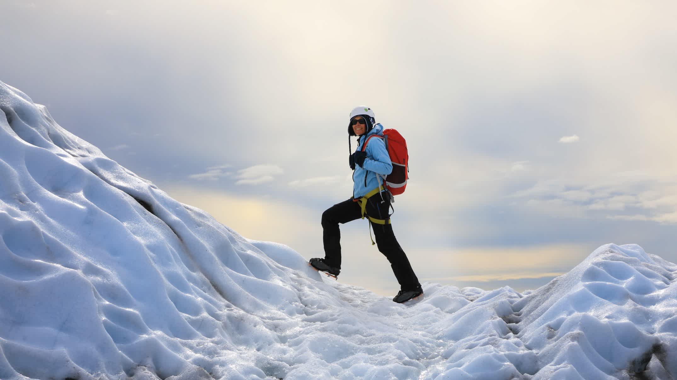 Une femme escalade le glacier Falljokull en Islande.