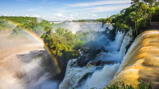 Blick auf die Iguacu Wasserfälle an der Grenze von Argentinien und Brasilien