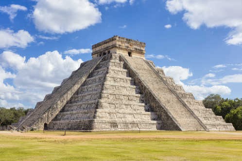 Maya piramide El Castillo in Chichen Itza Mexico