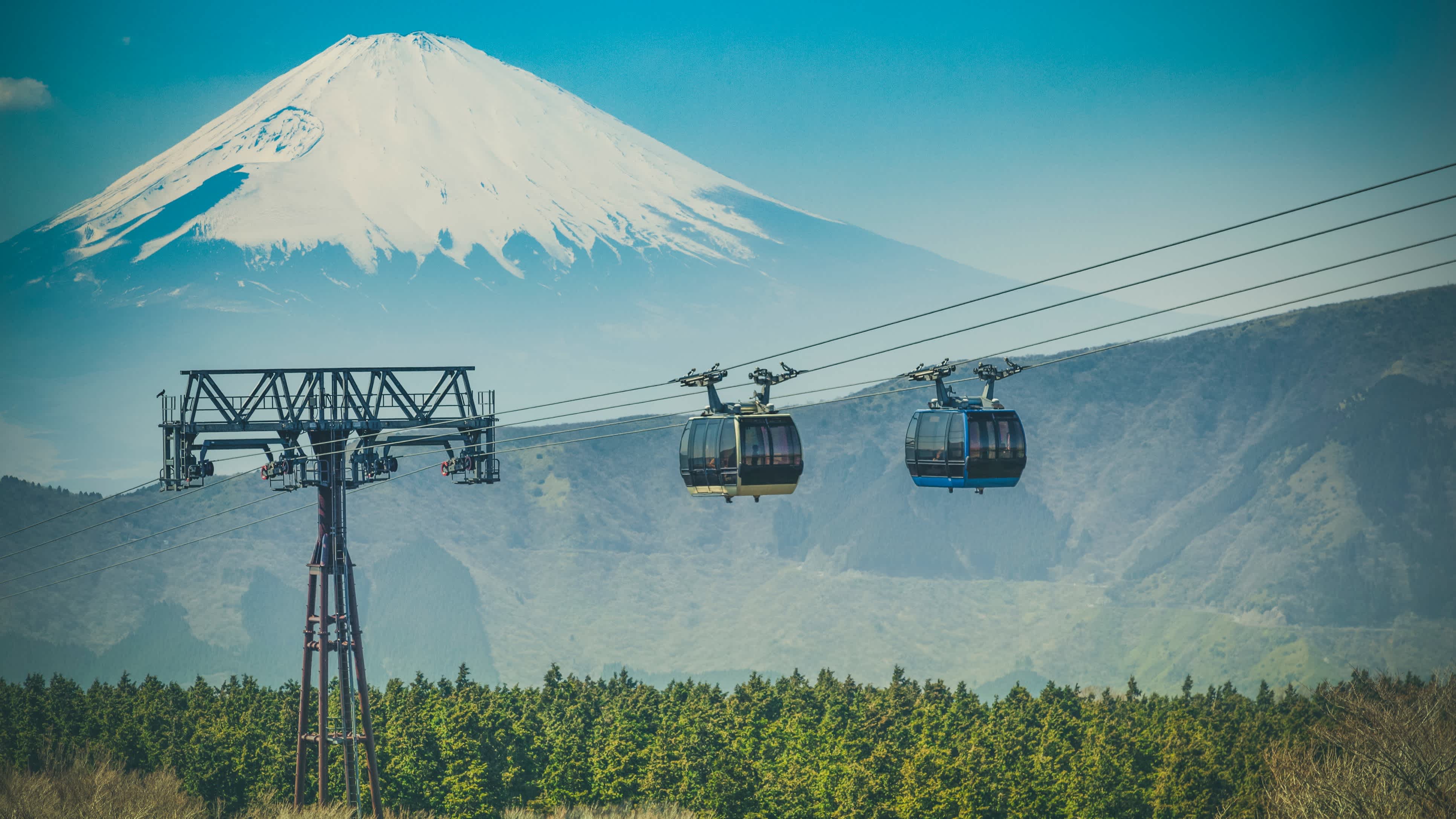 Téléphérique dans le parc national Fuji-Hakone-Izu Japon avec le mont Fuji à l'horizon