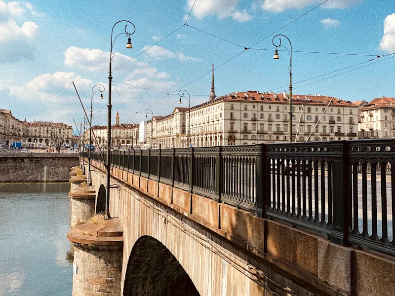 Turin, Piemont, Italien Historische Brücke über den Fluss Po mit Blick auf die Mole Antonelliana, Turin, Italien.