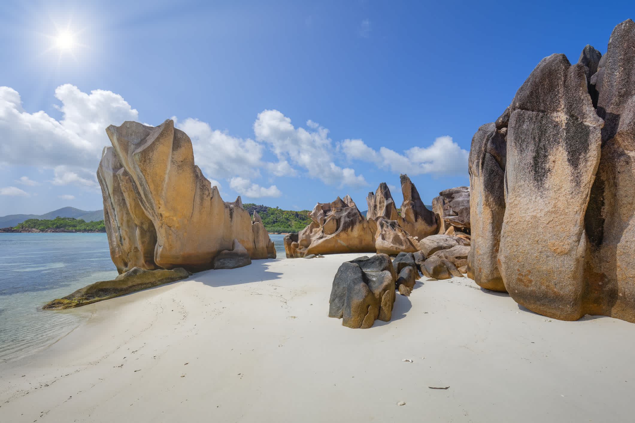Der Strand auf Curieuse Island in Seychellen mit typischen Granitfelsenformationen. 