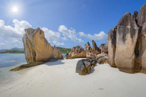 Der Strand auf Curieuse Island in Seychellen mit typischen Granitfelsenformationen. 