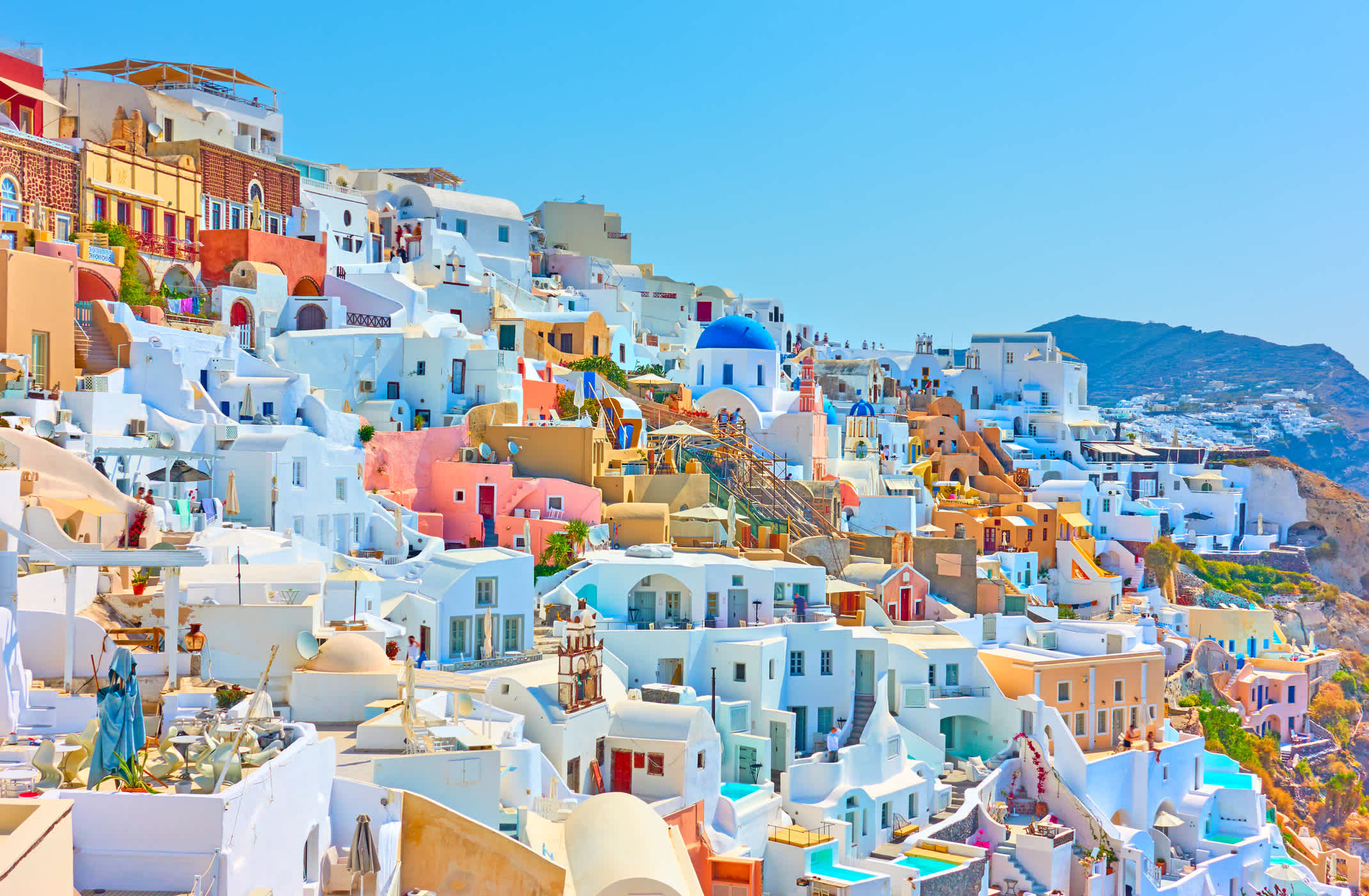 Schöner Blick auf Oia, eine Küstenstadt an der nordwestlichen Spitze der griechischen Insel Santorin