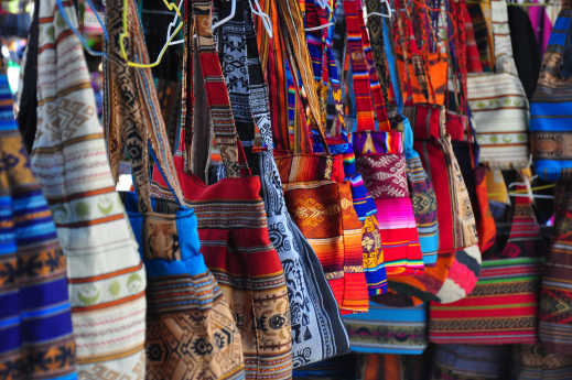 Sacs en tissus traditionnels sur le marché d'Otavalo, en Équateur