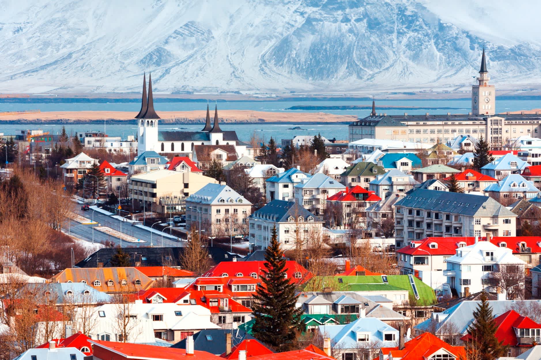 Ville de Reykjavik avec montagnes en arrière-plan, en Islande