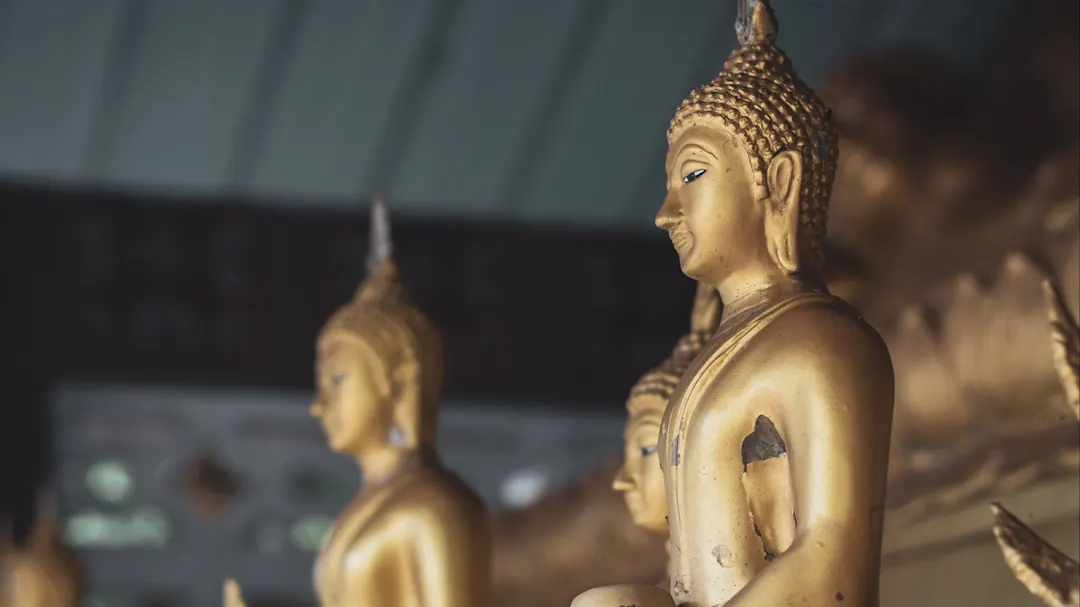 Ramkhamhaeng National Museum, Sukhothai, Thailand Blick auf mehrere goldene Buddha-Figuren