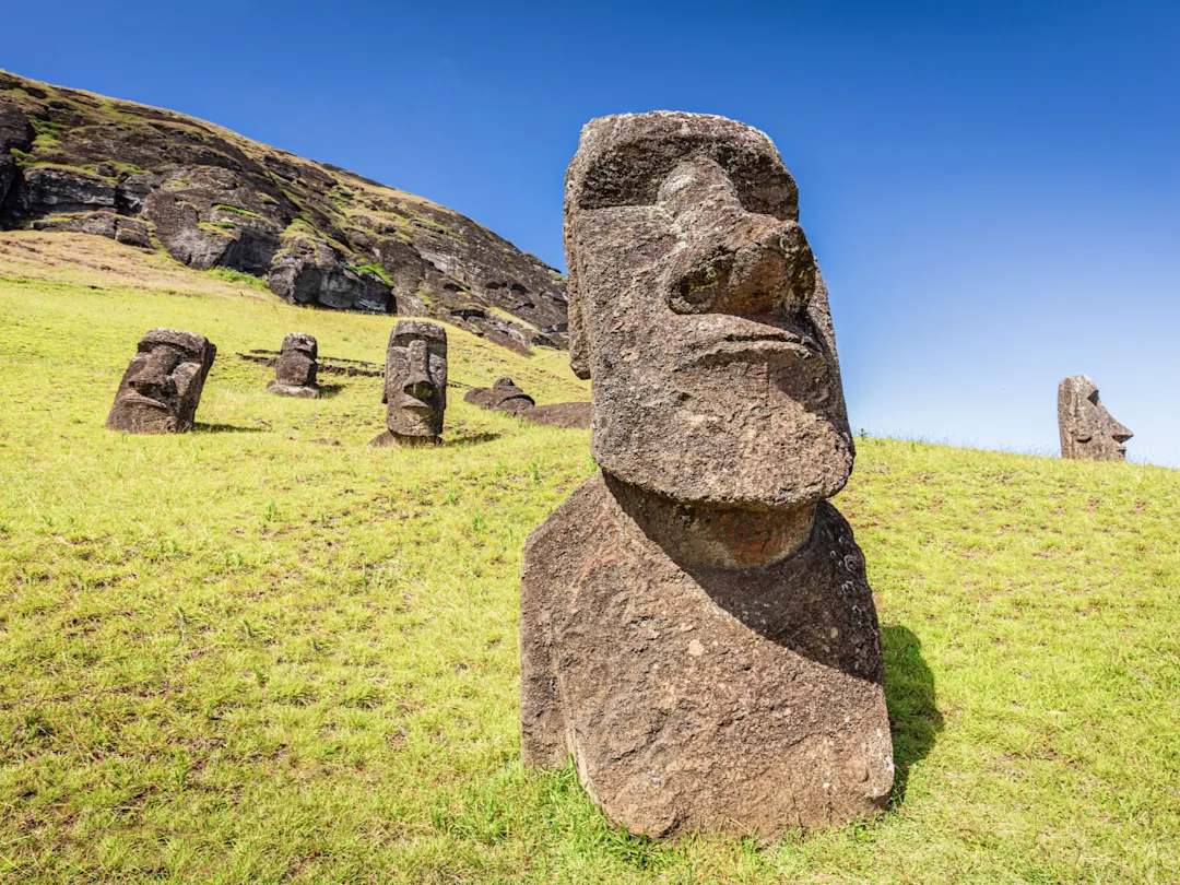 Moai-Statuen auf grünen Hügeln unter blauem Himmel auf der Osterinsel. Hanga Roa, Osterinsel, Chile.