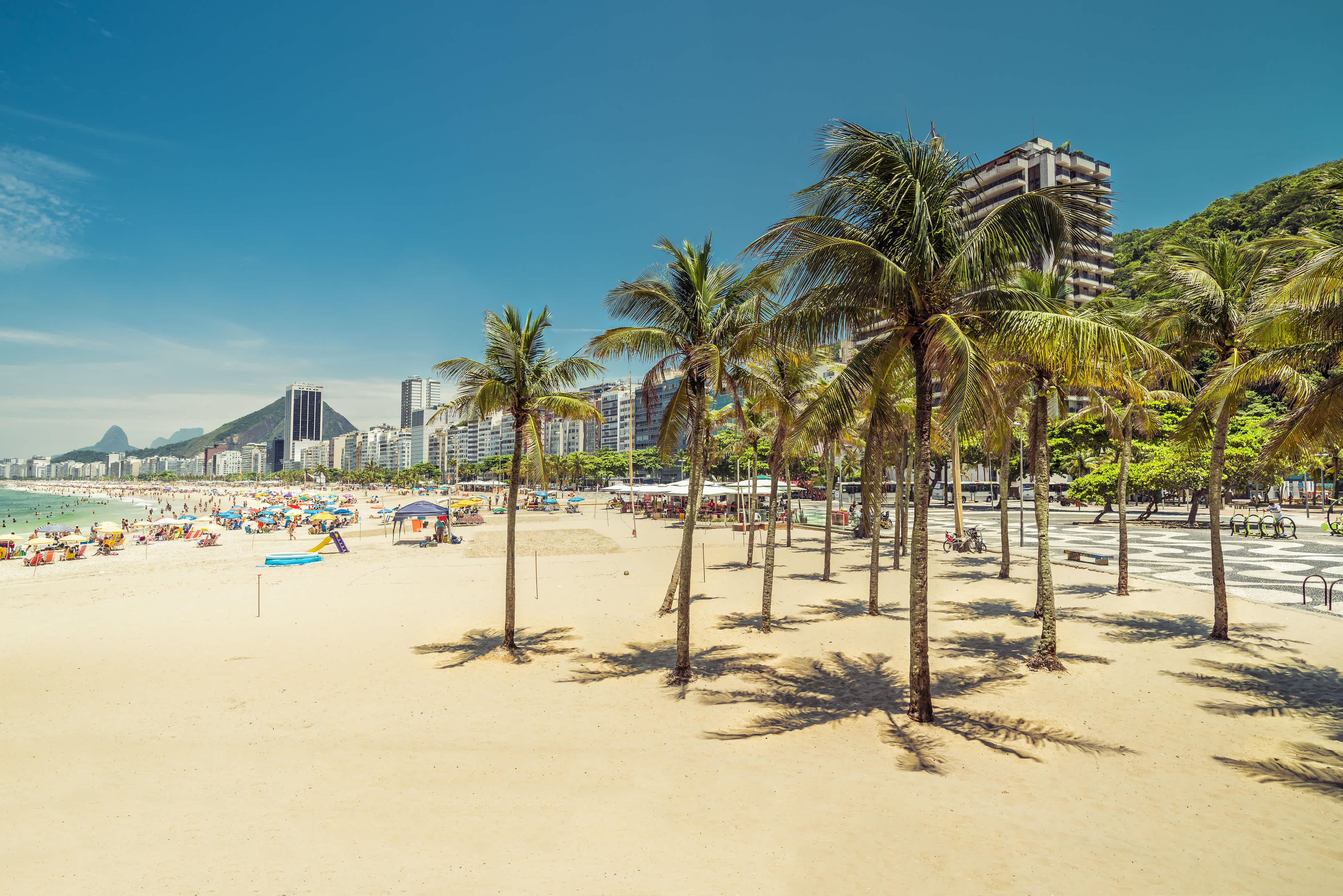 Découvrez les plages exotiques de Copacabana pendant votre voyage au Brésil.