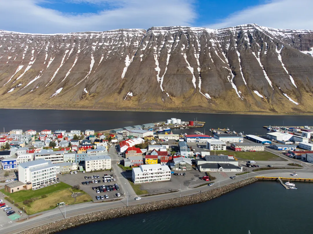 Luftaufnahme von Isafjordur (Ísafjörður) Hafen mit bunten Gebäuden, Westfjorde, Island.